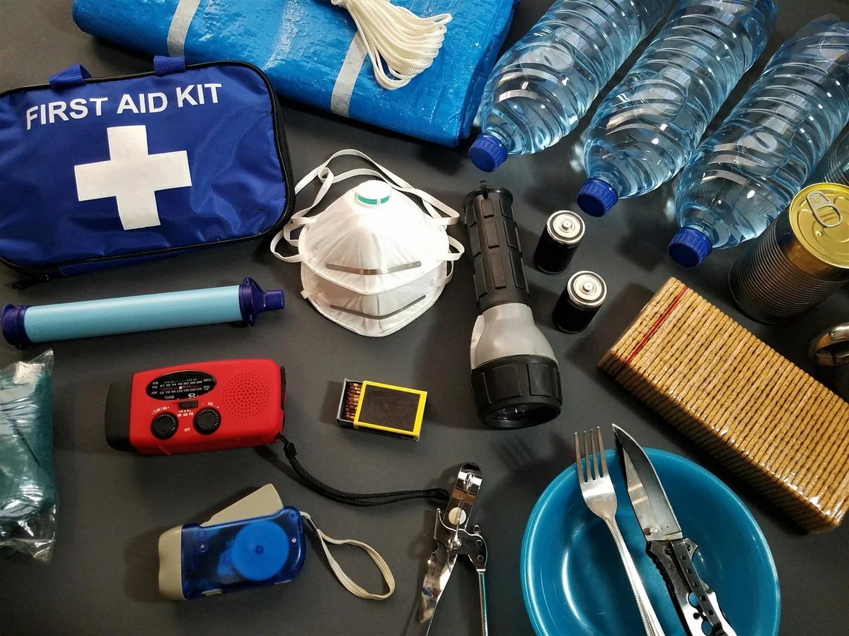 Daniel Vega's 72-hour emergency kit in quarterly review on the table: first-aid kit, water, rations, power bank and rucksack — family preparedness Picanya Valencia